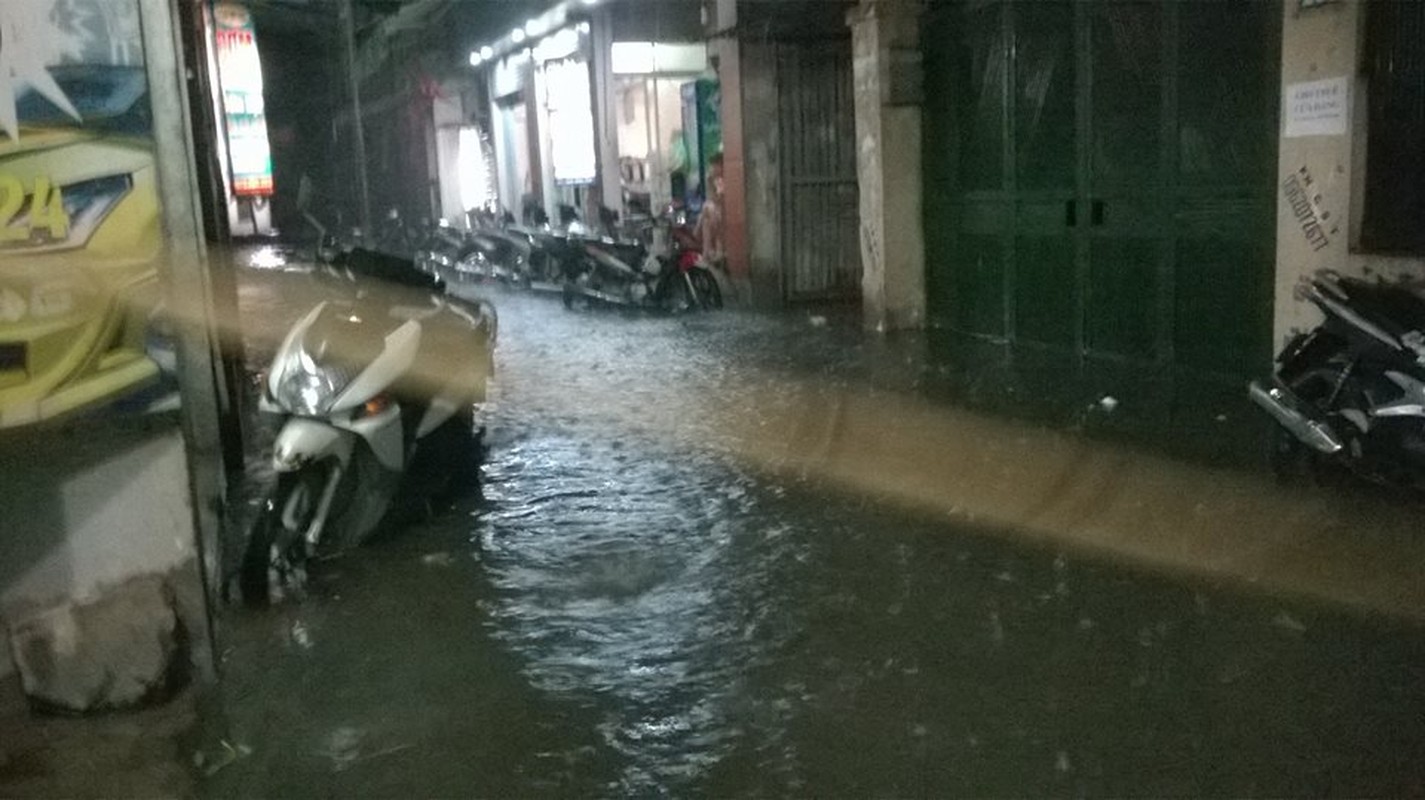 Ha Noi chim trong bien nuoc sau mua lon-Hinh-5